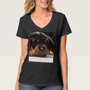 Niedliches Nahes Aufsetzen eines kleinen Rottweile T-Shirt