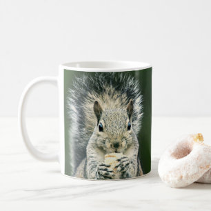 Niedliches Nahes Up of a Squirrel Snacking Wildlif Kaffeetasse