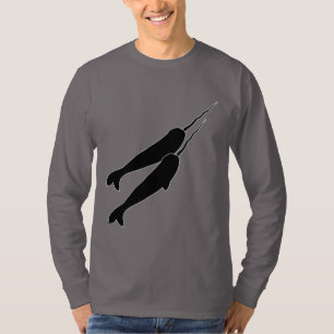 Niedliches Narwhals, das zusammen schwarze T-Shirt