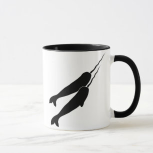 Niedliches Narwhals, das zusammen schwarze Tasse