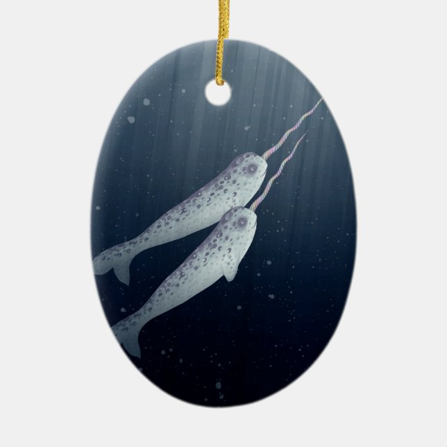 Niedliches Narwhals, das zusammen Underwater Keramikornament (Vorne)