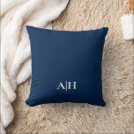 Niedliches Navy Blau und Weiß, moderne Monogramme Kissen<br><div class="desc">Trendy Throw Pillow bietet einen dunkelmarineblau Hintergrund, Ihre Initialen oder Monogramme in fett weißem Text hinzufügen, um einen schlichten und niedlichen Look zu erhalten.</div>