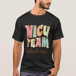 Niedliches Nicu Team, das das zukünftige Design vo T-Shirt