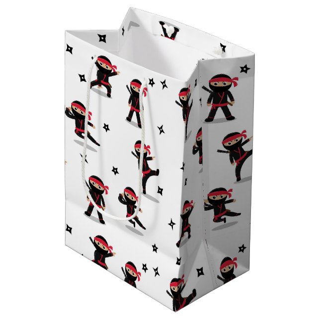 Niedliches Ninja Warrior Kids Black & Red Pattern Mittlere Geschenktüte (Vorderseite Schrägansicht)