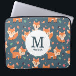 Niedliches Orange Fox Tiermuster Monogramm Laptopschutzhülle<br><div class="desc">Personalisierter Laptop-Ärmel mit einem Muster aus niedlichen und fröhlichen Orangenfüchse. Dunkelgrüner Hintergrund. Kleine Pilze und Blätter sprengen herum. Ein weißer Kreis überlagert mit Ihrem Namen und einem Monogramm,  das sich im Inneren befindet.</div>