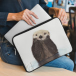 Niedliches Otter Laptopschutzhülle<br><div class="desc">Dieses Design wurde mit digitaler Kunst erstellt und kann in dem Bereich personalisiert sein, der mir unter colorflowcreations@gmail.com zur Verfügung gestellt wird, wenn Sie dieses Design auf einem anderen Produkt haben möchten. Kaufen Sie meine originale abstrakte Acrylmalerei zum Verkauf unter www.etsy.com/shop/colorflowart. Sehen Sie mehr meiner Kreationen oder folgen Sie mir...</div>