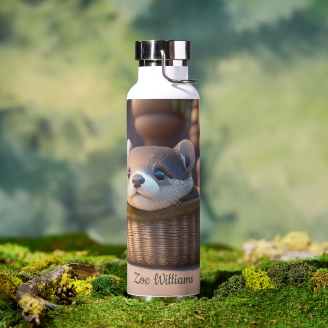 Niedliches Otterbaby in einem Korb - personalisier Trinkflasche (Außenbereich)