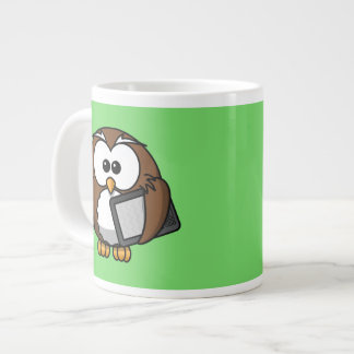 Niedliches Owl mit Ereader Tablet mit grünem Hinte Jumbo-Tasse