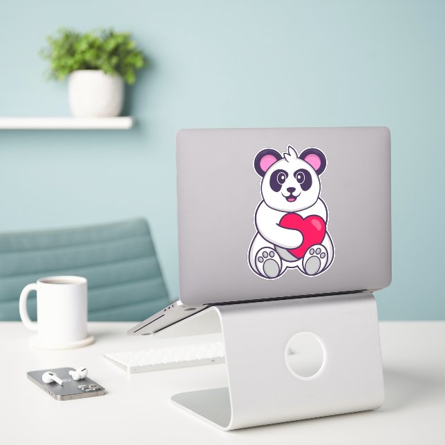 Niedliches Panda mit einem großen roten Herz Aufkleber (Laptop auf Schreibtisch)