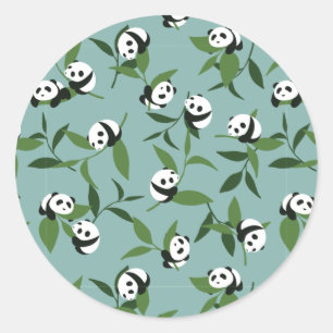 Niedliches Panda-Spiel im Grünen Gartenmuster Runder Aufkleber