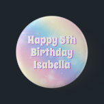 Niedliches Pastel Rainbow Sparkle Kindergeburtstag Button<br><div class="desc">Feiern Sie den Geburtstag Ihres kleinen Mädchens mit diesen hübschen,  pastellfarbenen Party-Knöpfen aus Regenbogen,  die wunderschöne weiße Buchstaben mit lila Schatten für den Namen Ihres Kindes enthalten. Dieser magische Gefallen veranschaulicht die Verzauberung der Kindheit.</div>