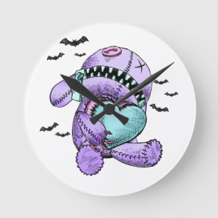 Niedliches, pastellfarbenes, gotisches Wanddekor m Runde Wanduhr