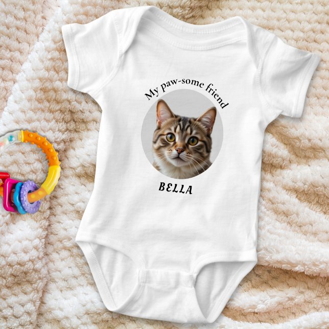 Niedliches Paw-some Pet Friend Foto Baby Strampler (A baby bodysuit with custom pet photo, 'My paw-some friend' above and pet's name under the picture)