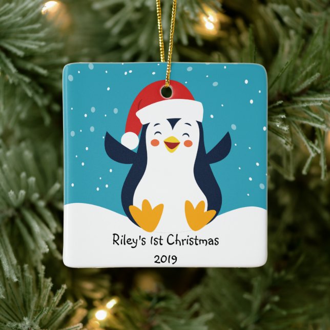 Niedliches Pinguin Baby's 1. Weihnachtsdekoration Keramikornament (Baum)