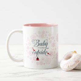 Niedliches Pink Baby seine kalte Weihnachtszeit im Zweifarbige Tasse