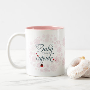 Niedliches Pink Baby seine kalte Weihnachtszeit im Zweifarbige Tasse