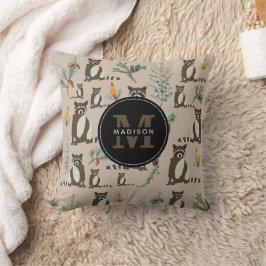 Niedliches Raccoon in Pinienwaldmuster Monogramm Kissen