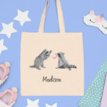 Niedliches Raccoon mit Personalisiertem Bubble Gum Tragetasche<br><div class="desc">Dieses Design wurde durch digitale Kunst erstellt. Sie können die Personalisierung ändern, indem Sie den Anpassungsknopf verwenden und einen Namen, Initialen oder Ihre Lieblingswörter hinzufügen. Kontaktieren Sie mich unter colorflowcreations@gmail.com , wenn Sie dieses Design für ein anderes Produkt haben möchten. Kaufen Sie meine originale abstrakte Acrylmalerei zum Verkauf unter www.etsy.com/colorflowart....</div>