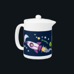 Niedliches Raketenschiff zur Darstellung des Carto<br><div class="desc">Entdecken Sie den Platz mit diesem niedlichen Design,  das einen Jungen in einem Raketenschiff zeigt,  der im lustigen Cartoon-Illustrationsstil gezeichnet wird!</div>