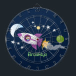 Niedliches Raketenschiff zur Darstellung des Carto Dartscheibe<br><div class="desc">Entdecken Sie den Platz mit diesem niedlichen Design,  das einen Jungen in einem Raketenschiff zeigt,  der im lustigen Cartoon-Illustrationsstil gezeichnet wird!</div>