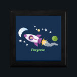 Niedliches Raketenschiff zur Darstellung des Carto Erinnerungskiste<br><div class="desc">Entdecken Sie den Platz mit diesem niedlichen Design,  das einen Jungen in einem Raketenschiff zeigt,  der im lustigen Cartoon-Illustrationsstil gezeichnet wird!</div>