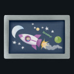 Niedliches Raketenschiff zur Darstellung des Carto Rechteckige Gürtelschnalle<br><div class="desc">Entdecken Sie den Platz mit diesem niedlichen Design,  das einen Jungen in einem Raketenschiff zeigt,  der im lustigen Cartoon-Illustrationsstil gezeichnet wird!</div>