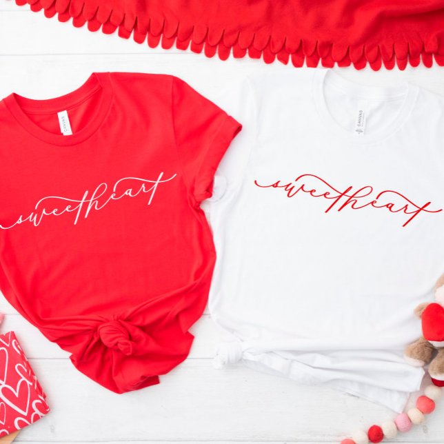 Niedliches Red Sweetheart Script Valentine's Day S T-Shirt (Von Creator hochgeladen)