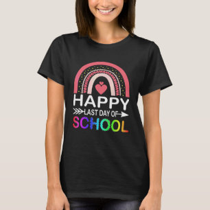 Niedliches Regenbogenherz glücklich letzten Schult T-Shirt