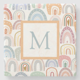 Niedliches Regenbogenmuster-Monogramm Steinuntersetzer