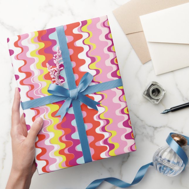 Niedliches, rosa abstraktes Wellenmuster Geschenkpapier (Schenken)