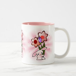 Niedliches rosa Häschen mit Blumen Zweifarbige Tasse