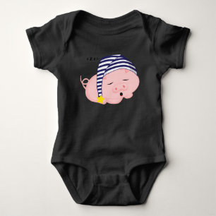 Niedliches rosa Schwein, das in einer Nachtmütze s Baby Strampler