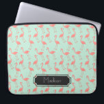 Niedliches rosa und tadelloses Flamingo-Muster | Laptopschutzhülle<br><div class="desc">Dieses ist ein Zeichnen eines Flamingovogels,  der in ein Muster gemacht wurde. Der Hintergrund ist eine hübsche tadellose Farbe.  Es gibt einen Rahmen im Entwurf,  in dem Sie Ihren Namen drucken lassen können.</div>