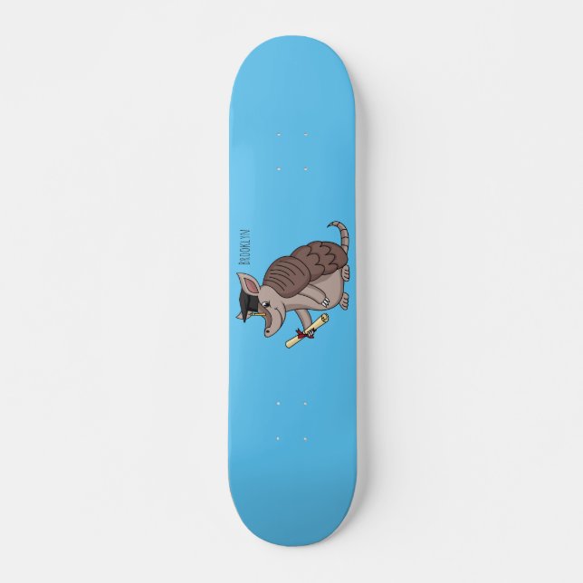 Niedliches Rüstungsschild mit Graduierungskappe Ca Skateboard (Vorne)