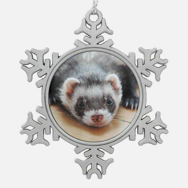 Niedliches Sable Ferret Schneeflocken Zinn-Ornament (Vorderseite)