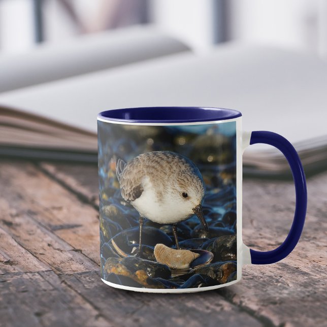 Niedliches Sanderling genießt Meeresfrüchte Essen  Tasse (Cute Sanderling Enjoys Seafood Dining 11 oz Coffee Mug Cover Photo.)