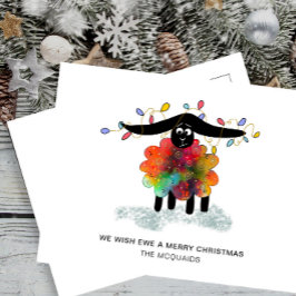 Niedliches Schaf mit Weihnachtsbeleuchtung Feiertagspostkarte