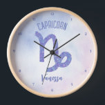 Niedliches Schild für Capricorn Astrologie Uhr<br><div class="desc">Diese hübsche,  personalisierte lila und Lavendel Capricorn Uhr zeigt Ihr astrologisches Zeichen aus dem Zodiac in einem schönen Funkeln wie die Sternbilder. Passen Sie dieses niedliche Astrologie-Symbol-Geschenk mit Ihrem Namen in einem schönen kursiven Skript für jemanden mit einem Ende Dezember oder Anfang Januar Geburtstag.</div>