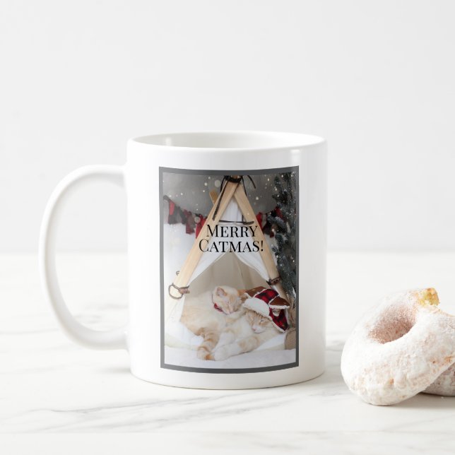 Niedliches Schlafen Weiße Kätzchen Weihnachten Kaffeetasse (Mit Donut)