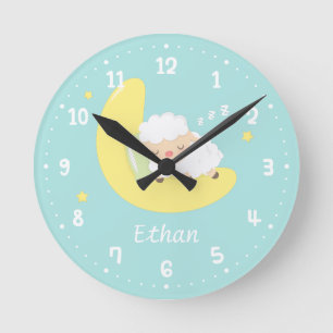 Niedliches Schlafenbaby-Lamm scherzt Runde Wanduhr