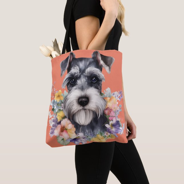 Niedliches Schnauzer-Portrait mit Blume (Von Nahem)