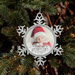 Niedliches Schneeflocken-Foto Schneeflocken Zinn-Ornament<br><div class="desc">Mit diesem wunderschönen Weihnachtsbaumschmuck können Sie für Ihr neugeborenes Baby oder Ihren kleinen Jungen einen besonderen Sake kreieren. Es kann mit einem Ihrer Lieblingsfotos,  dem Namen und dem Geburtsdatum angepasst werden. Es enthält den Text "Niedlichste kleine Schneeflocke" und kleine Schneeflocken.</div>
