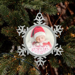 Niedliches Schneeflocken-Foto Schneeflocken Zinn-Ornament<br><div class="desc">Mit diesem wundervollen Weihnachtsbaumschmuck können Sie für Ihr neugeborenes Mädchen einen besonderen Sake kreieren. Es kann mit einem Ihrer Lieblingsfotos,  dem Namen und dem Geburtsdatum angepasst werden. Es enthält den Text "Niedlichste kleine Schneeflocke" und kleine Schneeflocken.</div>
