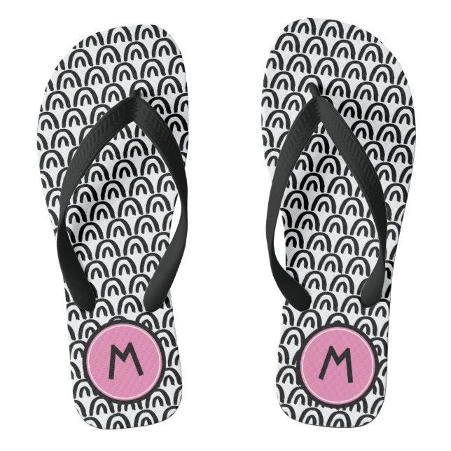 Niedliches Schwarz-weißes Patten rosa Monogramm Flip Flops (Fußbett)