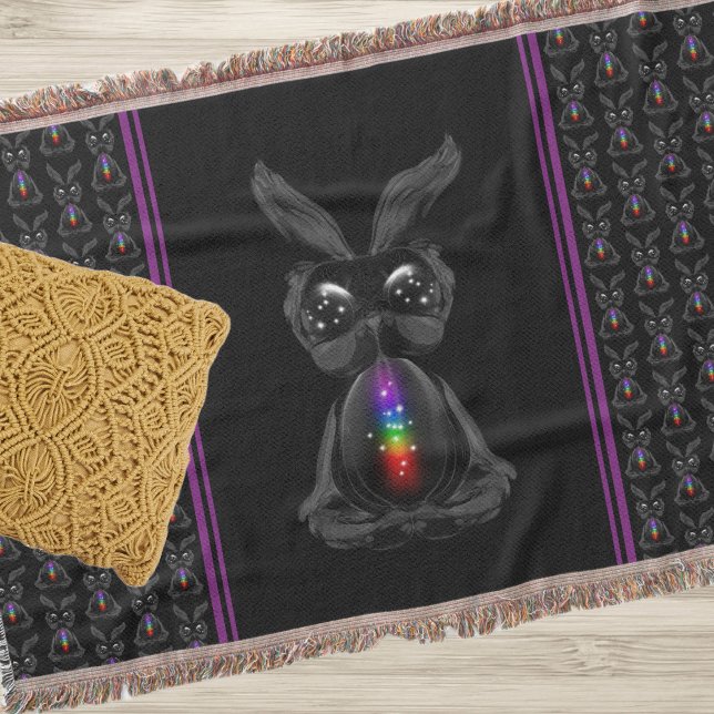 Niedliches Schwarzes Kaninchen mit Chakra-Rainbow- Decke (Von Creator hochgeladen)