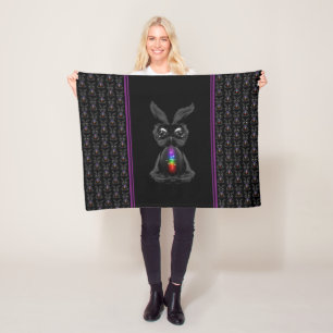 Niedliches Schwarzes Kaninchen mit Chakra-Rainbow- Fleecedecke