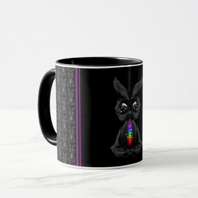 Niedliches Schwarzes Kaninchen mit Chakra-Rainbow- Tasse (Vorderseite Links)