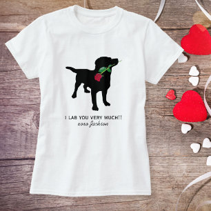 Niedliches schwarzes Labor Valentine Hunde mit Rot T-Shirt