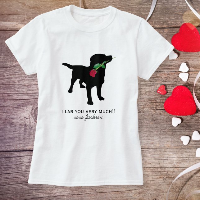 Niedliches schwarzes Labor Valentine Hunde mit Rot T-Shirt (Von Creator hochgeladen)