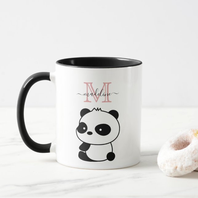 Niedliches Schwarzes Panda Modernes Rosa Monogramm Tasse (Mit Donut)